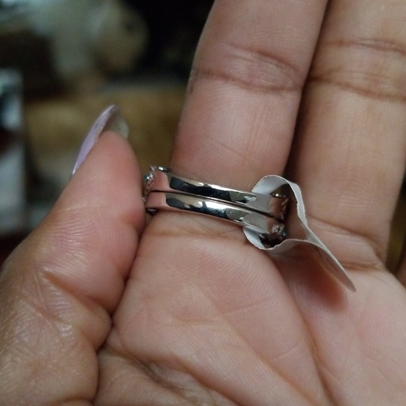 BEAUTIFUL ENGAGEMENT RING - Picture 3 of 5